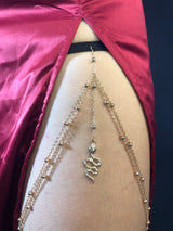 "CADENA DE PIERNA ELÁSTICA CON AMULETO DE SERPIENTE ELEGANTE, EN PLATA Y DORADO"