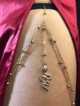 "CADENA DE PIERNA ELÁSTICA CON AMULETO DE SERPIENTE ELEGANTE, EN PLATA Y DORADO"