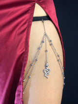 "CADENA DE PIERNA ELÁSTICA CON AMULETO DE SERPIENTE ELEGANTE, EN PLATA Y DORADO"